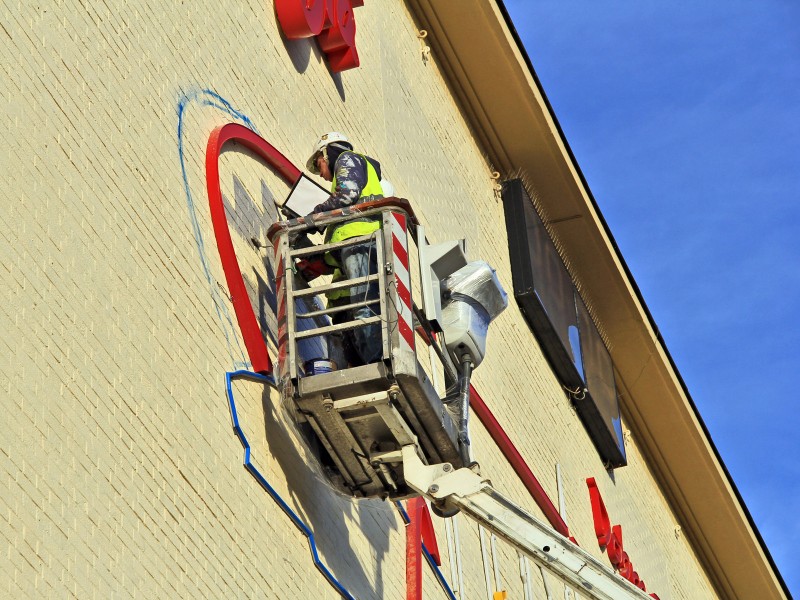 pomalowana ściana PKP Energetyka S.A. Dobra Energia | Mural z neonami PKP Energetyka w Warszawie | Portfolio