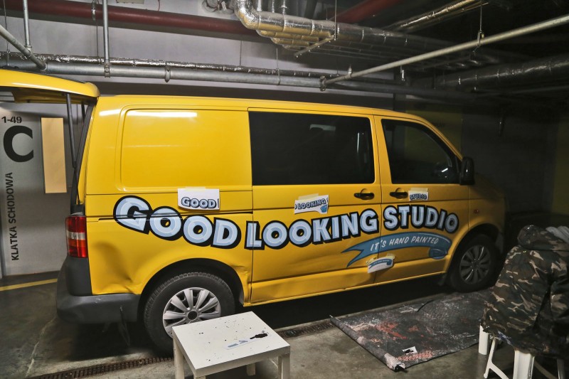 ręcznie malowany napis na samochodzie | Branding samochodów GLS | Backstage